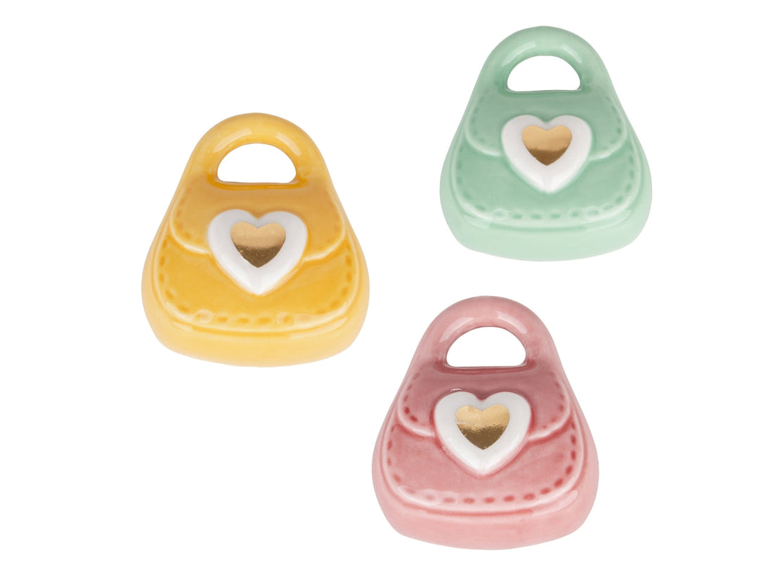 Decora il frigo con il magnete borsetta Etm in porcellana, H.6 cm, 3 colori assortiti. Bomboniera e regalo originale.