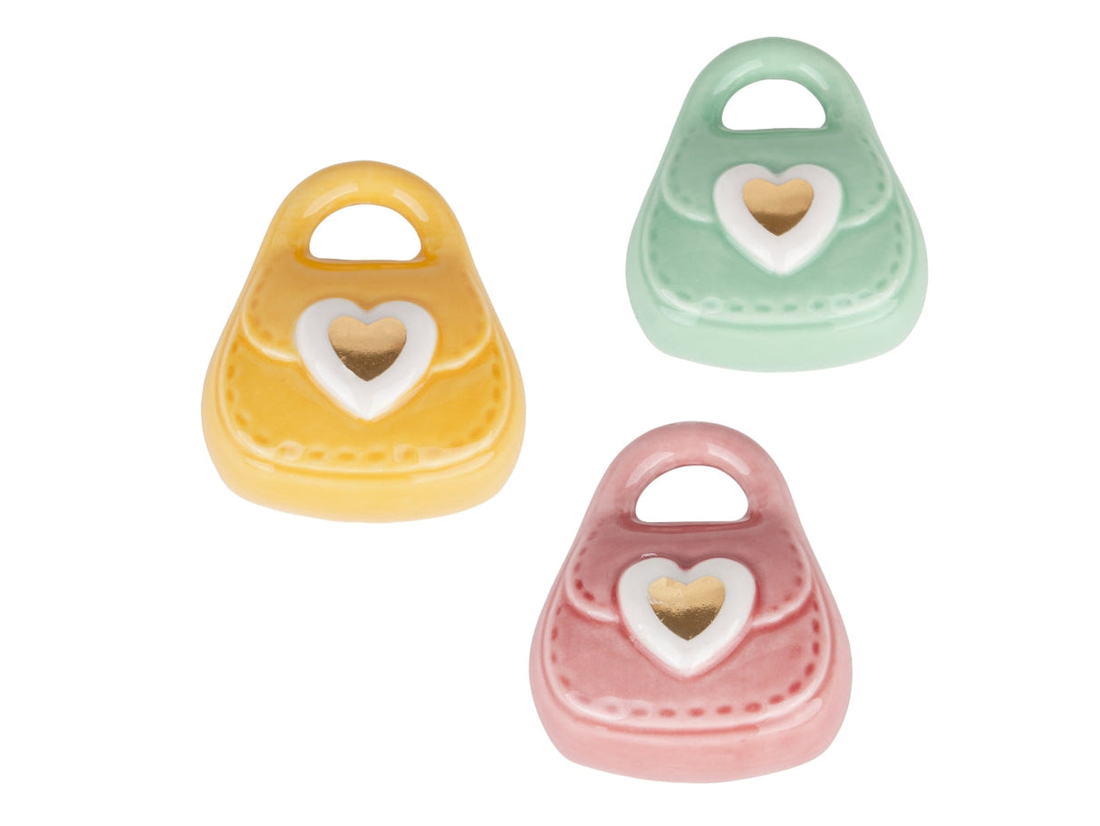 Decora il frigo con il magnete borsetta Etm in porcellana, H.6 cm, 3 colori assortiti. Bomboniera e regalo originale.