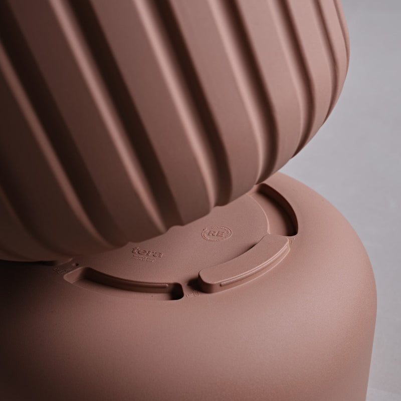 Vaso rigato TeraPlast Echo 50 Canyon, resina riciclabile Ø50 cm, 50 lt, sovrapponibile con Pulse e Moon, UV, indoor/outdoor. Design modulare.