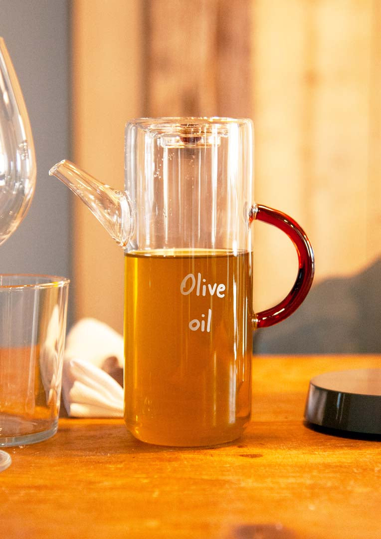 WD Lifestyle Oliera in Vetro Borosilicato Trasparente con Manico Marrone e Scritta Olive Oil – Oliera da Tavola