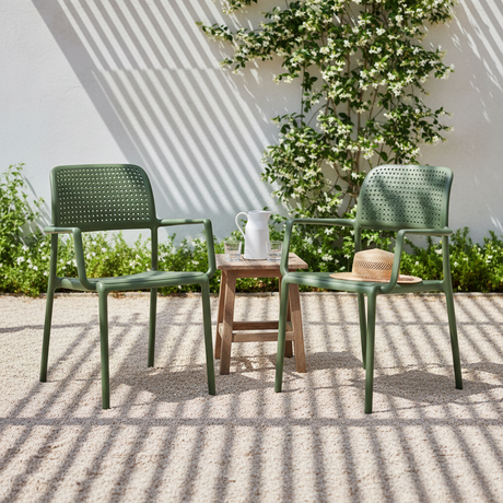 Due sedie Bora Agave su patio giardino