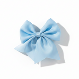 Fiocco in raso azzurro Scotton 60×70 mm, conf. 12 pz: finitura lucida, pronto all'uso per bomboniere e cerimonie. 