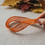 Allestisci con calore il nastro Arpimex Juta Arancio 35 mm × 18 mt. Perfetto per cerimonie, bomboniere e packaging rustico. ean  8018318258350