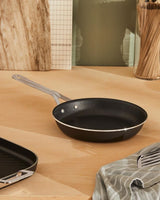 alessi alessi pots pans padella d 28 cm con manico nero ean 8003299496709